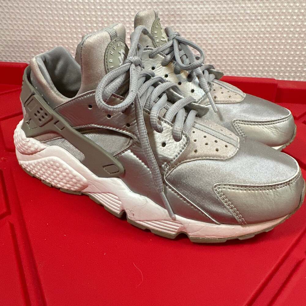 Nike Air Huarache Run SE Women's Metallic Silver Sneakers